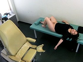 五十路 産婦人科レ○プ 睡眠薬を飲ませ寝バック中出しする医師 盗撮映像　サンプル画像06